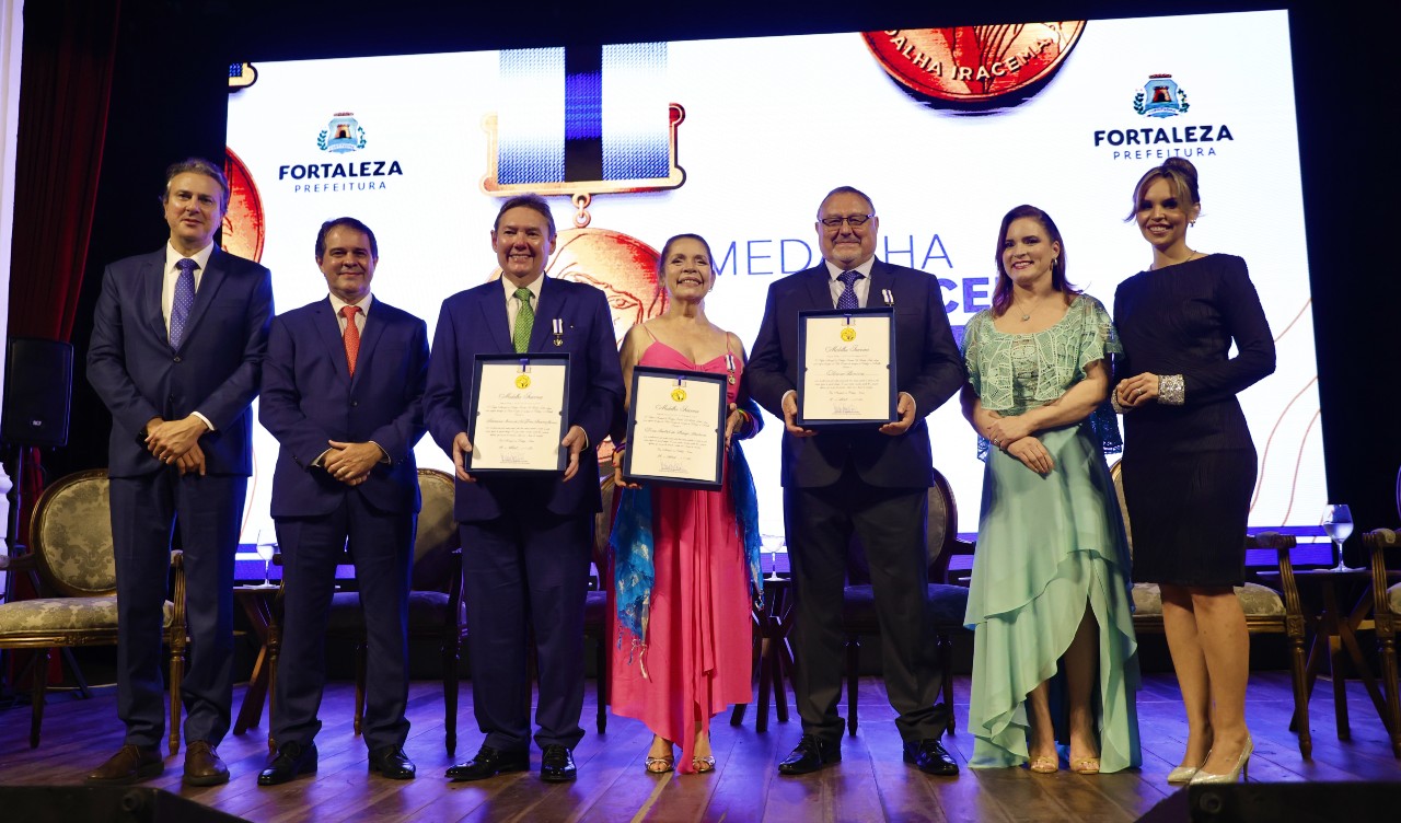 autoridades e homenageados da medalha iracema posam no palco no teatro são josé